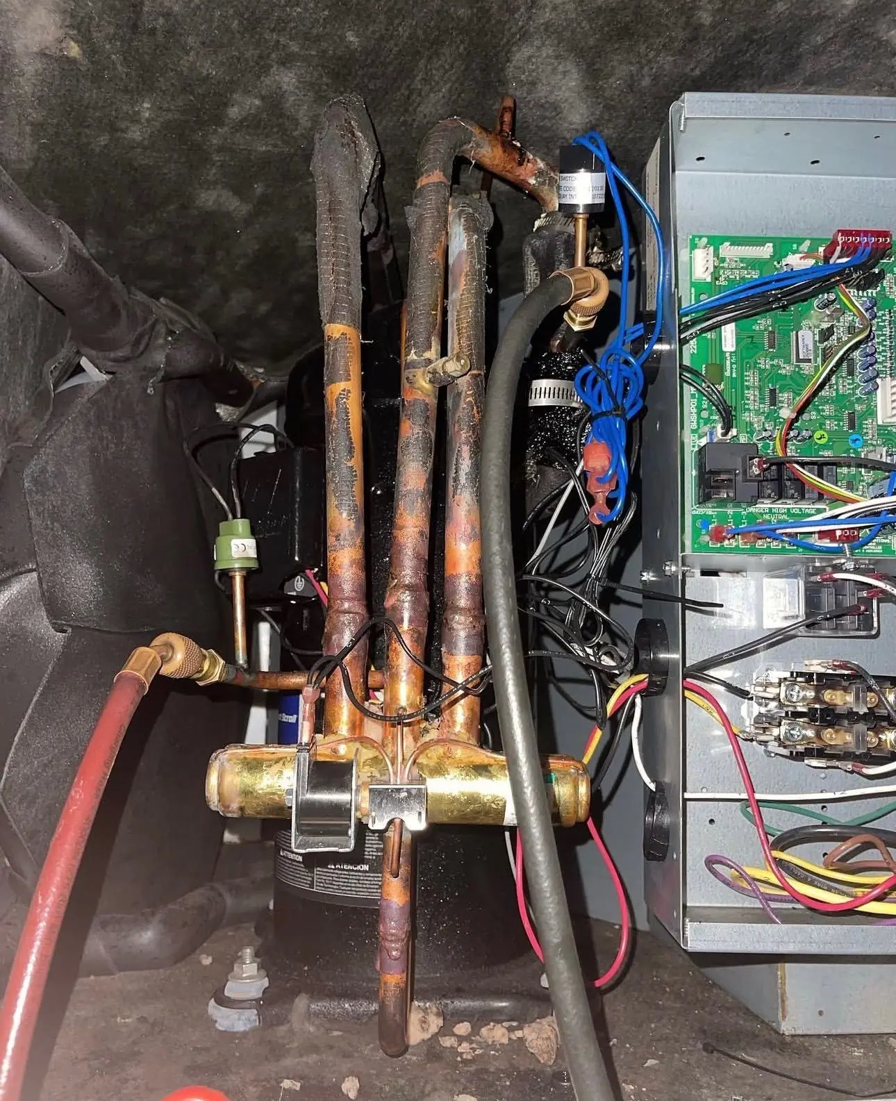 Compressor compartment of an outdoor unit with copper refrigerant piping, a contactor and a control board
