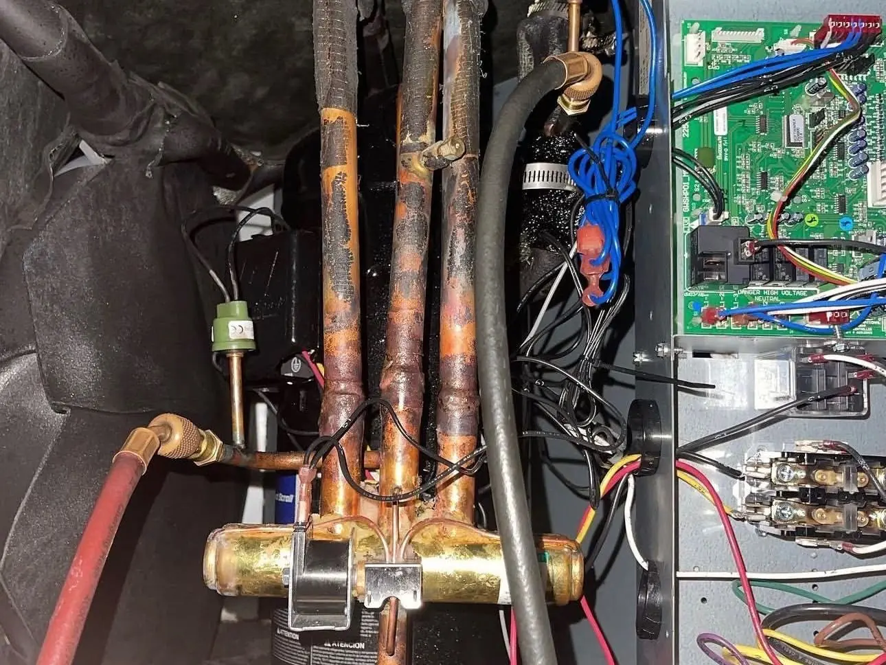 Compressor compartment of an outdoor unit with copper refrigerant piping, a contactor and a control board
