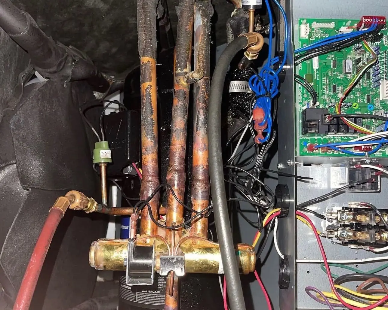 Compressor compartment of an outdoor unit with copper refrigerant piping, a contactor and a control board